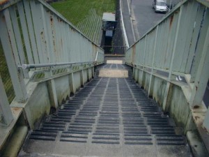 歩道橋段鼻識別滑り止め施工前